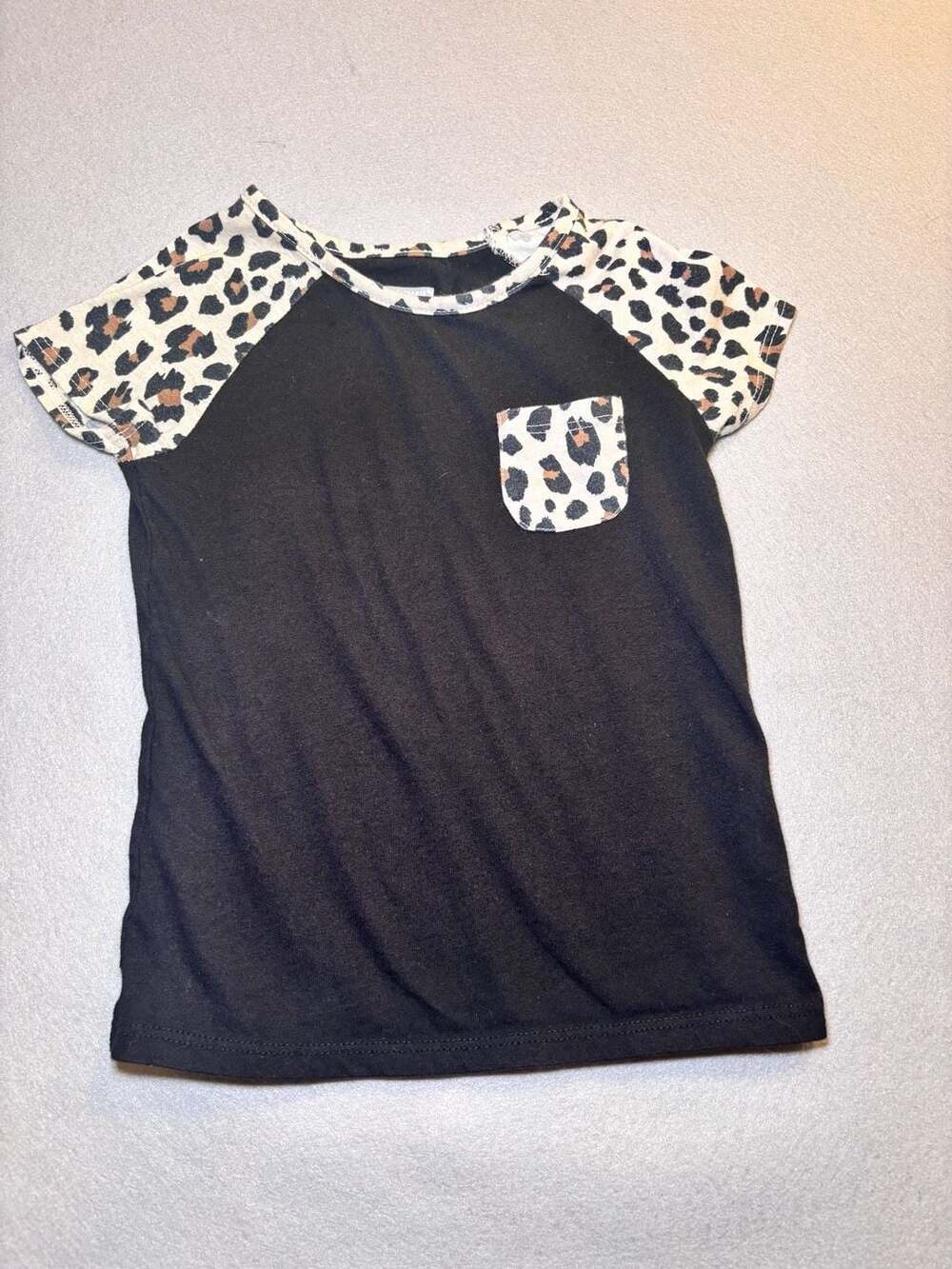 Garanimals T-Shirt Size 4T Black Leopard Print Raglan Pocket Tee